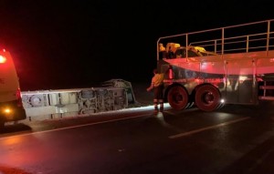 Ônibus tomba, mata duas pessoas e deixa 50 feridas em Uruaçu