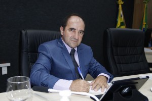 Geraldinho da Kombi a continuação da implantação da iluminação pública no canteiro central na Avenida Bahia