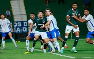 Com gols de Rafael Gava e Edson, Goiás vence o Avaí na Serrinha