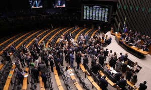 Congresso derruba de veto de Lula a projeto que reduz penas do 8/1 e beneficia Bolsonaro