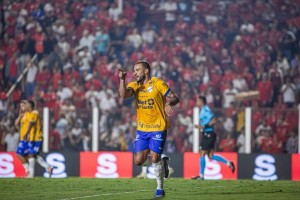 Vila Nova bate o Botafogo-SP e assume a liderança da Série B