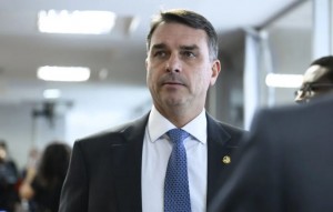 Moraes suspende visitas de Flávio a Bolsonaro na prisão domiciliar 