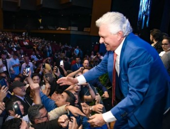 Caiado defende autonomia municipal e critica centralização de poder durante evento em Brasília