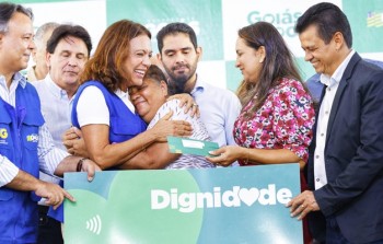 Gracinha Caiado entrega 120 cartões do Goiás Social em Anicuns