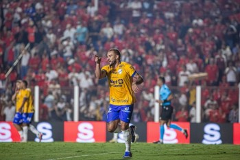 Vila Nova bate o Botafogo-SP e assume a liderança da Série B